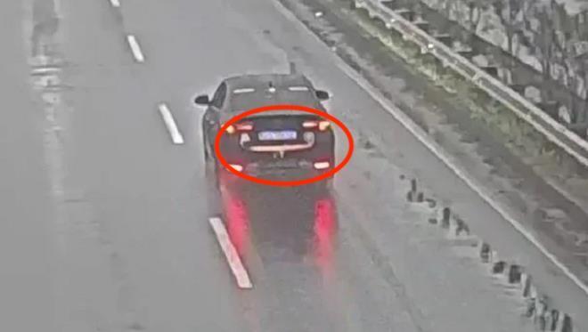 Xe 'nhái' biển xanh chạy ngược chiều suốt 15km trên cao tốc Nội Bài - Lào Cai