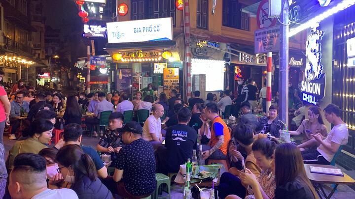 Hàng quán được bán sau 21h, ẩm thực phố đêm Hà Nội tấp nập khách