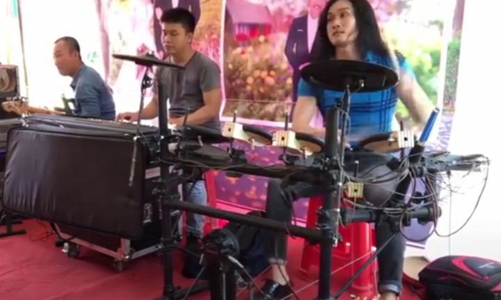 'Ca sĩ' khiến ban nhạc hoang mang bất lực