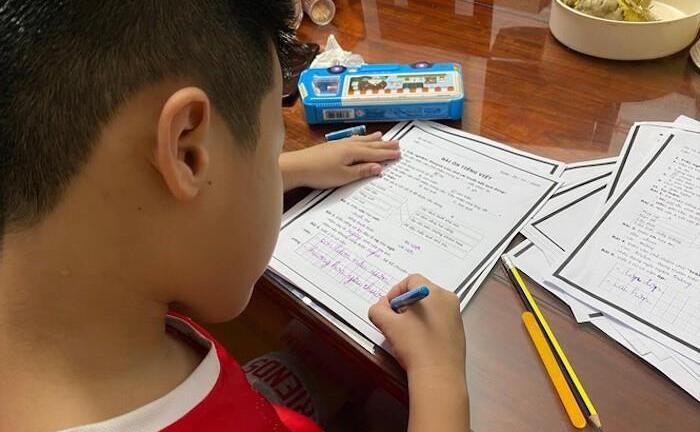 Học sinh F0 khóc vì quá tải bài vở