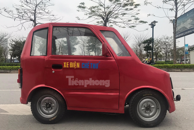 Người đàn ông hơn 70 tuổi tự chế ô tô điện
