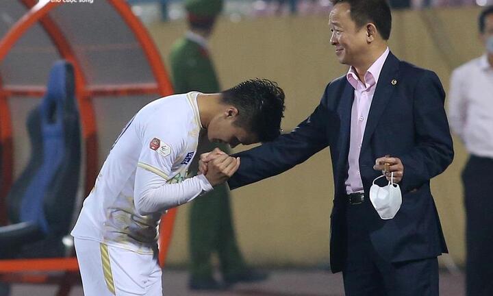 Quang Hải cúi người cảm ơn bầu Hiển