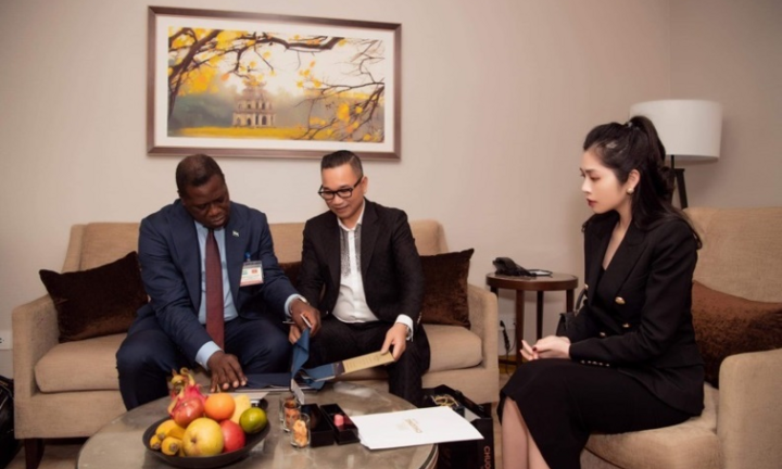 Tổng thống Sierra Leone tìm hiểu văn hóa Việt qua thời trang