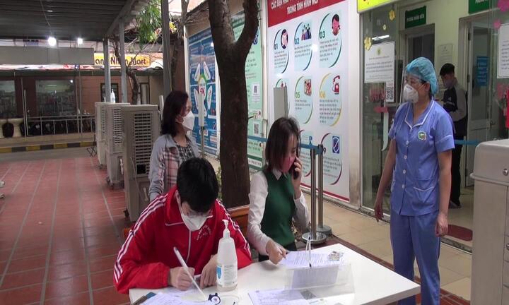 Video: Bệnh viện ở Hà Nội đón cả trăm người khám hậu COVID-19 mỗi ngày