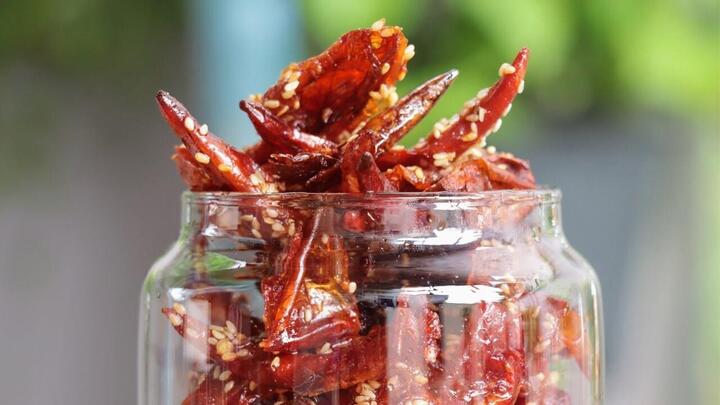 Món snack ớt khô nổi tiếng ở Thái Lan, nhai giòn rụm mà không hề cay xé lưỡi?