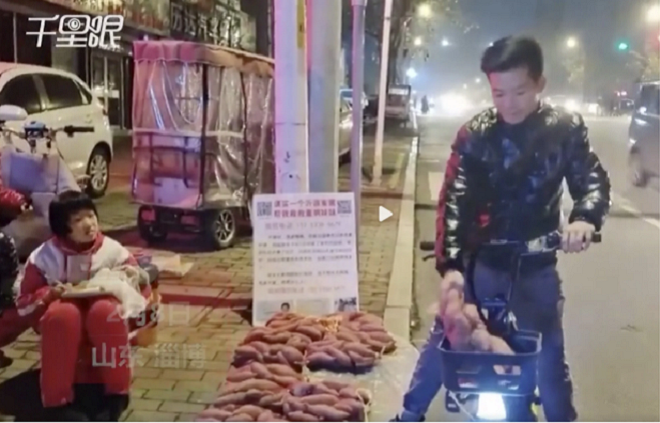 Bé gái 10 tuổi bán khoai lang trong đêm lạnh để có tiền cứu em 