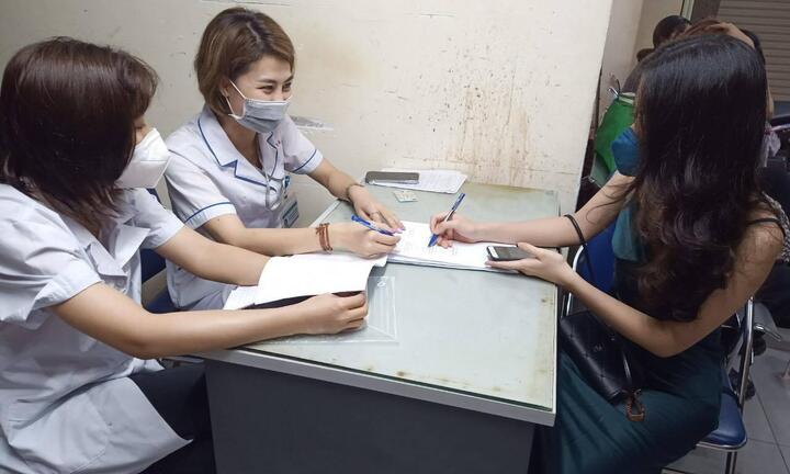 Bỏ khẩu trang chụp ảnh trên phố đi bộ Hồ Gươm, cô gái bị phạt 2 triệu đồng