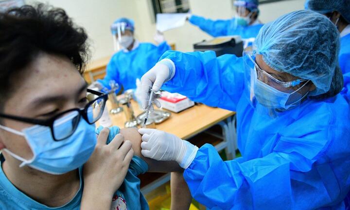 Phó Thủ tướng yêu cầu Bộ Y tế làm rõ các loại vaccine có thể tiêm cho trẻ em