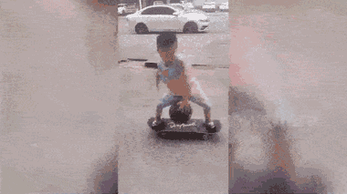 Video: Cậu bé vừa trượt ván vừa chơi bóng rổ cực đỉnh