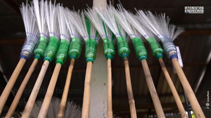 Video: Sản xuất chổi từ vỏ chai nhựa ở Thái Lan