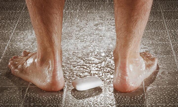 Bác sĩ khuyến cáo chỉ 3 bộ phận cần tắm xà phòng mỗi ngày, còn lại tắm nước sạch