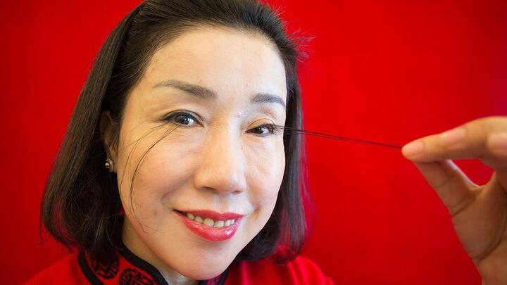 Lông mi bỗng mọc dài đến kinh ngạc đầy bí ẩn, người phụ nữ giật luôn kỷ lục TG