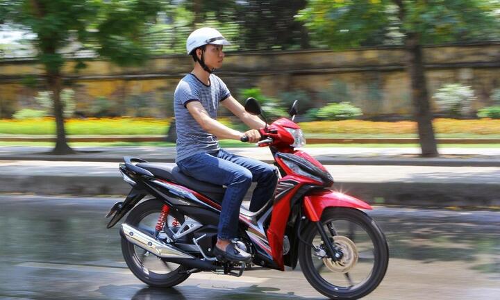 Mẹo tiết kiệm xăng khi đi xe máy hiệu quả bất ngờ