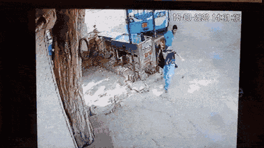 Video: Tài xế say rượu lái xe suýt tông trúng 2 người đàn ông