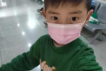 Xúc động cậu bé cho rút 30 ống máu làm xét nghiệm hiến tủy cứu mẹ