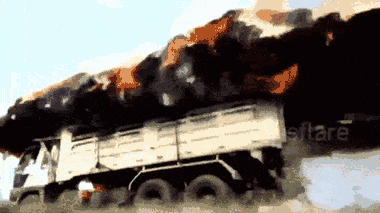 Video: Đang chạy trên đường, xe tải chở cỏ khô bốc cháy ngùn ngụt