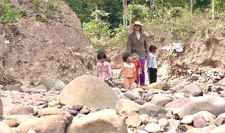 Video: Đường độc đạo bị lũ cuốn phăng, người dân đi nhờ rẫy cà phê