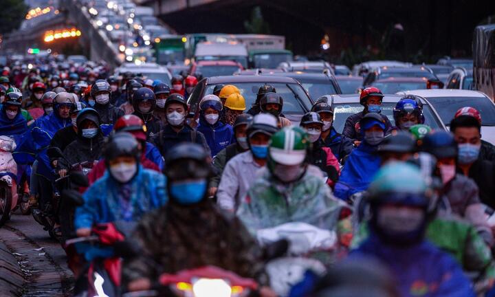 Đường phố Hà Nội ken kín người trong cơn mưa giờ tan tầm