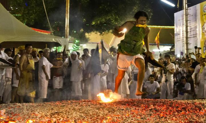 Kinh ngạc cảnh ‘hành xác’ tại lễ hội ăn chay độc đáo không dành cho ai yếu tim