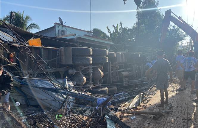 Bình Phước: Xe tải chở điều tuột dốc lao vào quán ăn làm 8 người thương vong