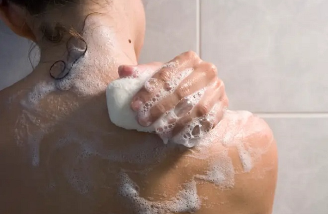 Tắm xà phòng hàng ngày: Những tác hại không ngờ mà cơ thể đang phải gánh chịu