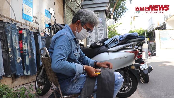 Video: Họa sĩ 30 năm làm nghề 'xé quần jeans' độc nhất ở TP.HCM