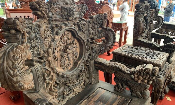Ảnh: Cận cảnh bàn ghế Rồng đỉnh tứ linh tiền tỷ, gây sốc người xem