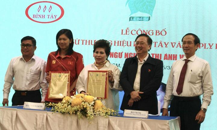 Kình ngư Ánh Viên làm đại sứ thương hiệu cho Công ty Thực phẩm Bình Tây