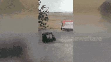 Video: Gió mạnh kéo chiếc xe 3 bánh ngã nhào xuống vực