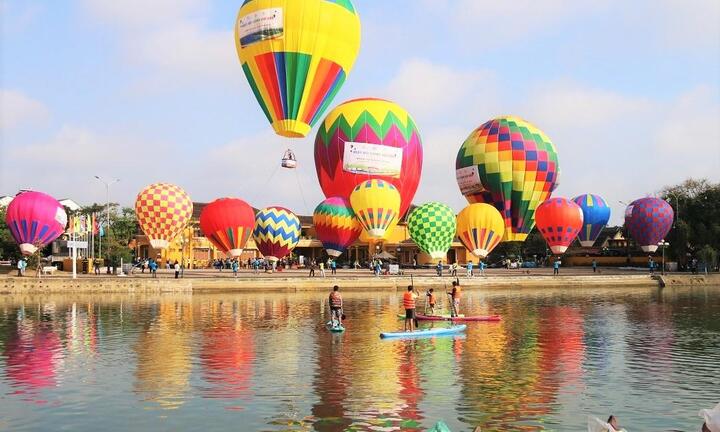 Ảnh: Mãn nhãn 17 quả khinh khí cầu rực rỡ sắc màu trên bầu trời phố cổ Hội An
