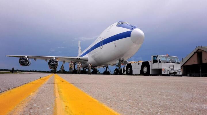 Máy bay 'Ngày Tận thế' của Mỹ được đưa tới Anh khi ông Biden đến châu Âu