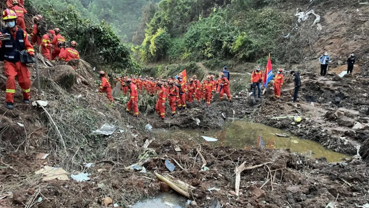 Máy bay rơi ở Trung Quốc có thể đã vỡ giữa không trung