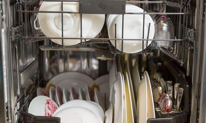 Sai lầm tai hại khi tráng chén đĩa trước khi cho vào máy rửa 