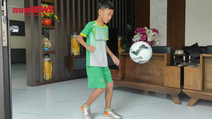 Video: Gặp cậu bé tâng bóng hơn 2.800 lần từng khiến David Beckham kinh ngạc