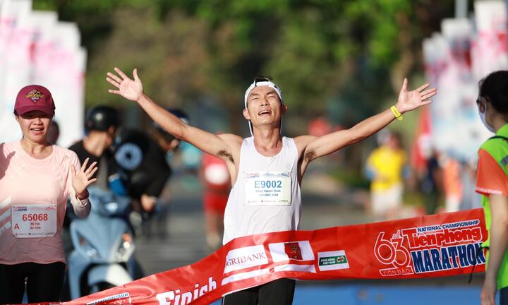 Hoàng Nguyên Thanh, Phạm Thị Hồng Lệ vô địch Tiền Phong Marathon 2022