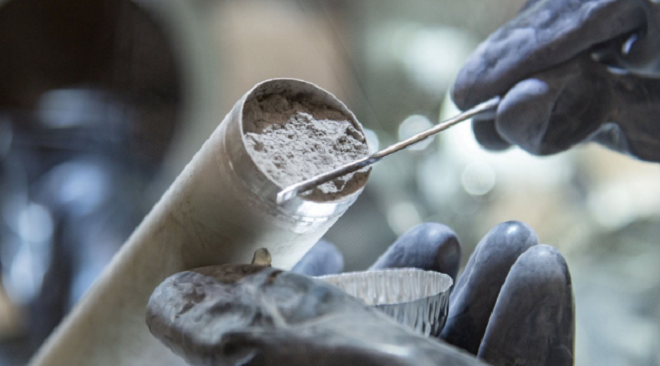 'Nín thở' mở mẫu vật Mặt trăng niêm phong suốt 50 năm