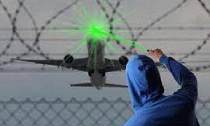 Máy bay hạ cánh xuống sân bay Chu Lai bị chiếu đèn laser