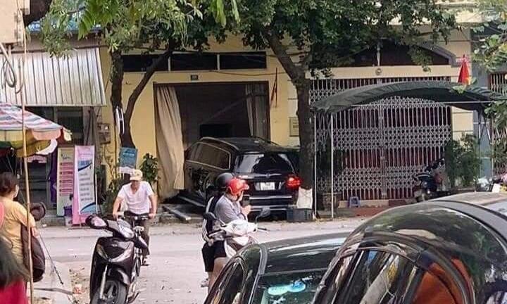 Xác định nguyên nhân xe Mercedes gây tai nạn liên hoàn, 2 người thương vong