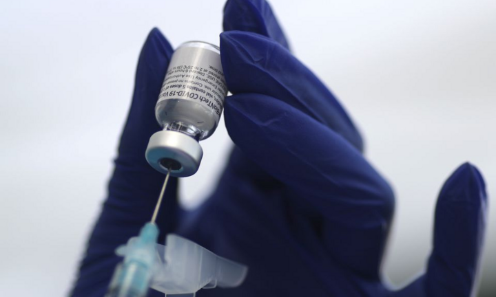 Nhà sản xuất vaccine COVID-19 trả 2 tỷ USD cho cổ đông vì thu nhập vượt dự báo