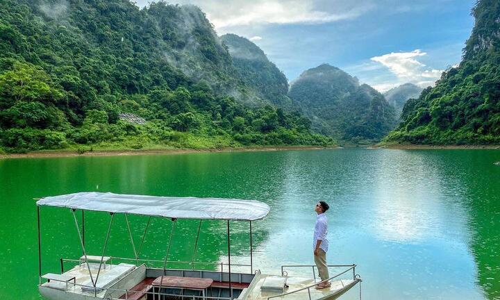 Hồ nước đẹp như tranh, quanh năm xanh màu ngọc bích nằm giữa núi rừng Cao Bằng