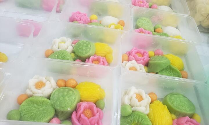 Tết Hàn thực 2022: Bánh trôi hoa sen đẹp mắt, khách tấp nập đặt mua