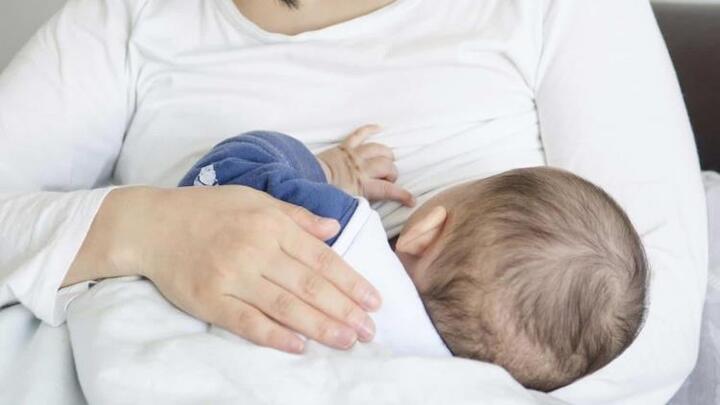 Infographic: Mẹ mắc COVID-19 khi cho con bú nên lưu ý điều này