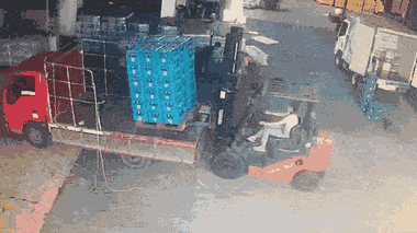 Video: Nữ tài xế lái xe nâng 'hạ gục' hàng chục thùng đồ uống trong nháy mắt