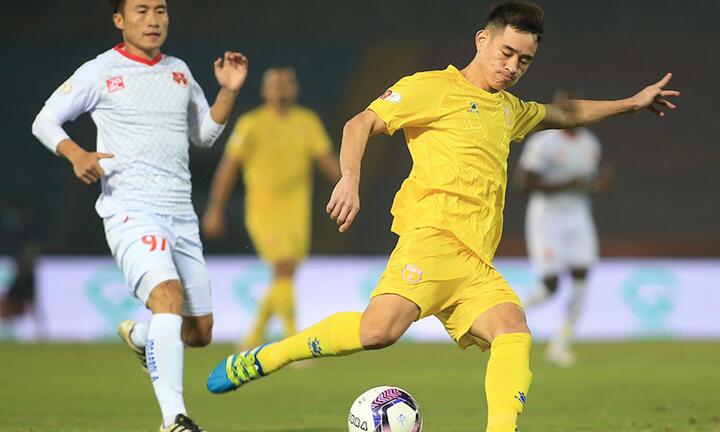 CLB Nam Định thanh toán 2 tháng lương cho cầu thủ