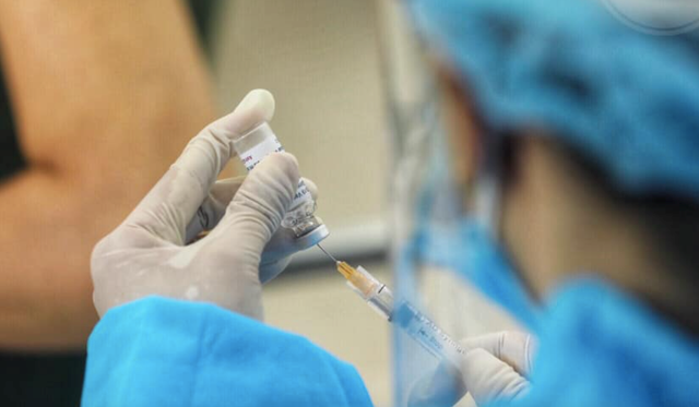 Bé 8 tháng bị tiêm nhầm vaccine COVID-19: Tạm đình chỉ nhân viên y tế