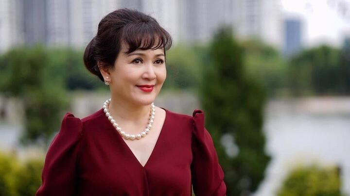 NSND Minh Hòa đẹp bất chấp thời gian, giữ kín hôn nhân với ông xã giảng viên