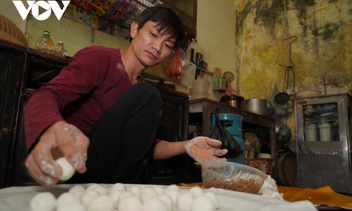 Người bán hàng dậy từ 2h sáng chuẩn bị bánh trôi, bánh chay Tết Hàn thực
