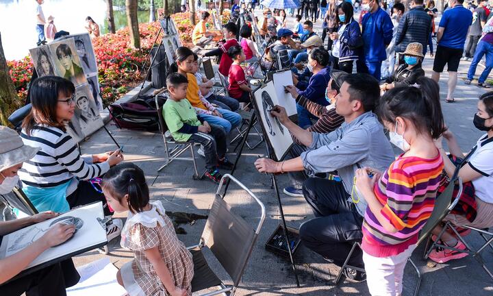 Ảnh: Muôn kiểu mưu sinh trên phố đi bộ Hồ Gươm