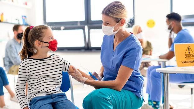 Làm gì khi trẻ gặp phản ứng sau tiêm vaccine COVID-19?