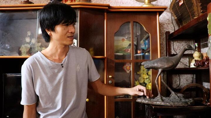 Video: Chàng trai biến bìa giấy thành con vật, bàn ghế